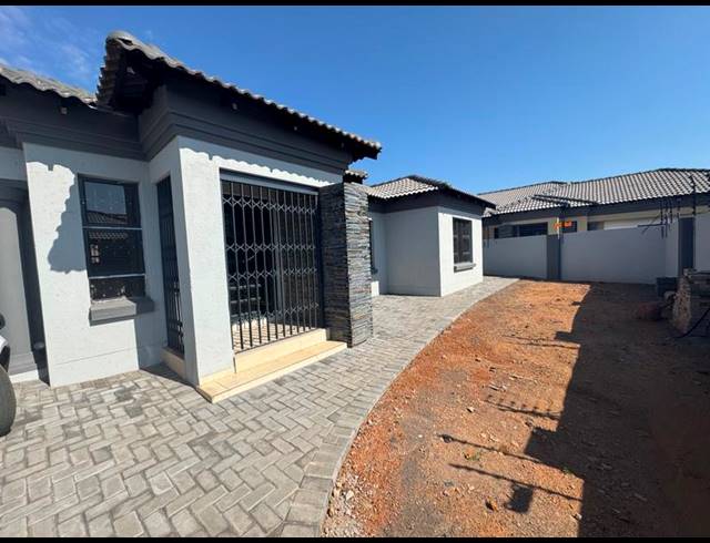 4 BEDROOM HOUSE FOR SALE IN AERORAND